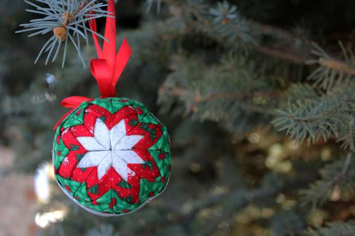 Tree ornament christmas display spiral